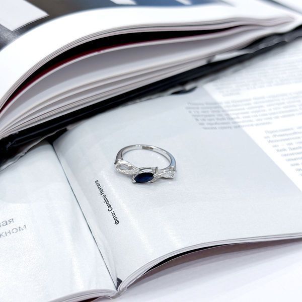 Срібна каблучка з натуральним сапфіром 0.62ct, фіанітами, вага виробу 2,34 гр (2168782) 17 розмір 2168782 фото