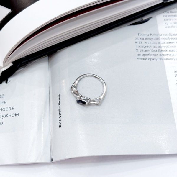 Срібна каблучка з натуральним сапфіром 0.62ct, фіанітами, вага виробу 2,34 гр (2168782) 17 розмір 2168782 фото