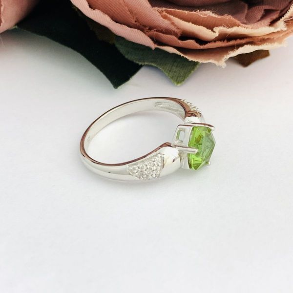 Срібна каблучка з Султаніт султанітом 1.88ct, фіанітами, вага виробу 3,41 гр (2096344) 17.5 розмір 2096344 фото