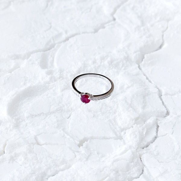 Срібна каблучка з натуральним рубіном 0.891ct, фіанітами, вага виробу 1,96 гр (2165330) 18 розмір 2165330 фото