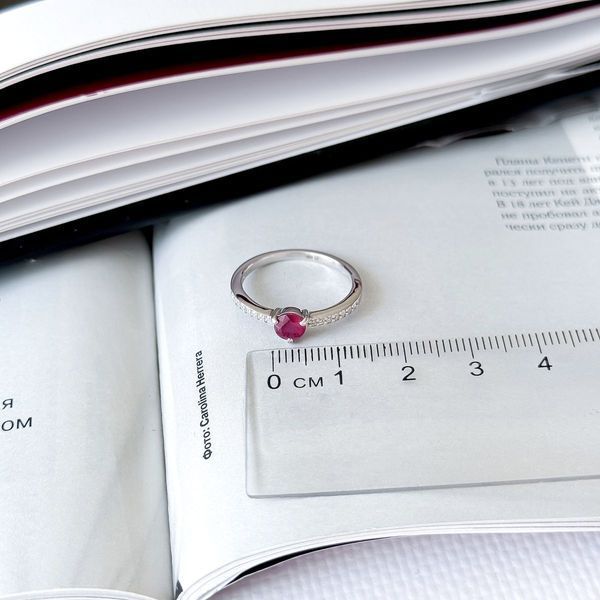 Срібна каблучка з натуральним рубіном 0.891ct, фіанітами, вага виробу 1,96 гр (2165330) 18 розмір 2165330 фото