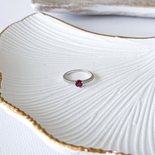 Срібна каблучка з натуральним рубіном 0.891ct, фіанітами, вага виробу 1,96 гр (2165330) 18 розмір 2165330 фото