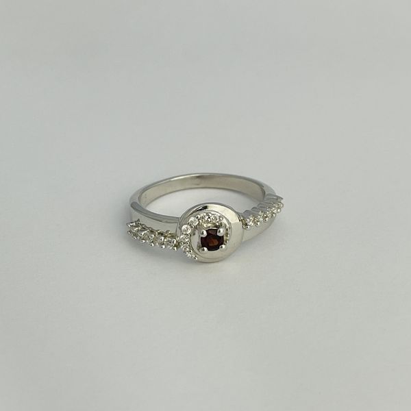 Серебряное кольцо с натуральным гранатом 0.142ct, вес изделия 3,11 гр (2104100) 17 размер 2104100 фото