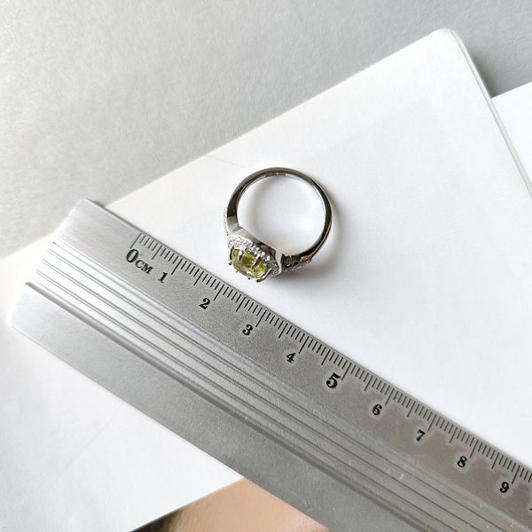 Серебряное кольцо с Натуральным зеленим кварцем 2.698ct, фианитами, вес изделия 3,43 гр (2162056) 18 размер 2162056 фото