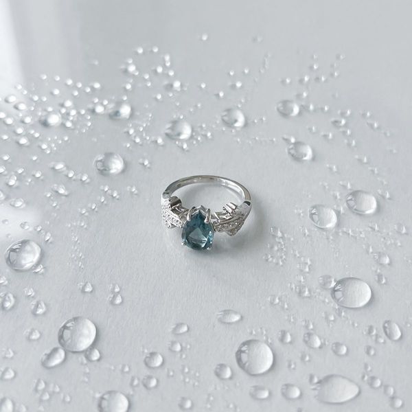 Серебряное кольцо с топазом Лондон Блю 1.938ct, фианитами, вес изделия 3,39 гр (2151814) 17 размер 2151814 фото