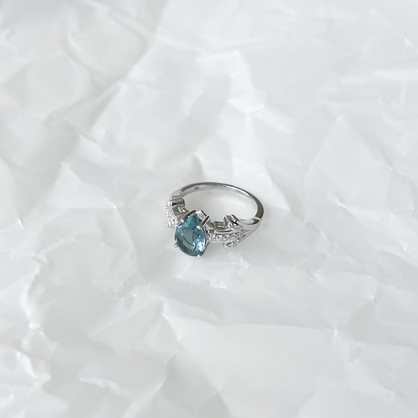 Серебряное кольцо с топазом Лондон Блю 1.938ct, фианитами, вес изделия 3,39 гр (2151814) 17 размер 2151814 фото