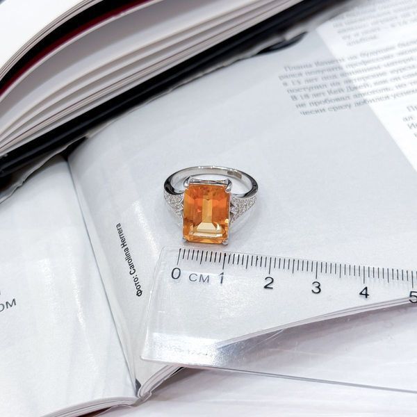 Срібна каблучка з Натуральним золотим кварцом 7.153ct, фіанітами, вага виробу 5,57 гр (2165767) 18.5 розмір 2165767 фото