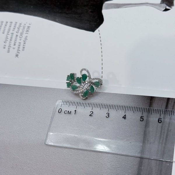 Серебряное кольцо с натуральным изумрудом, фианитами, вес изделия 4,56 гр (2172338) 18 размер 2172338 фото