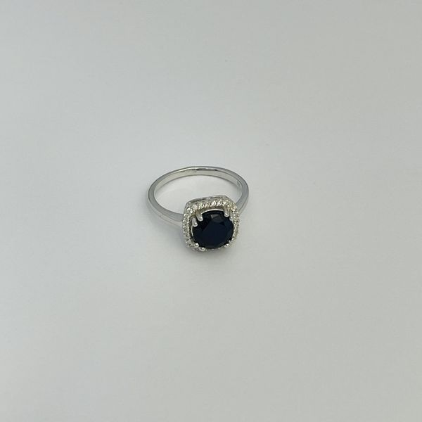 Срібна каблучка з натуральним сапфіром 1.79ct, фіанітами, вага виробу 2,81 гр (2119982) 17 розмір 2119982 фото