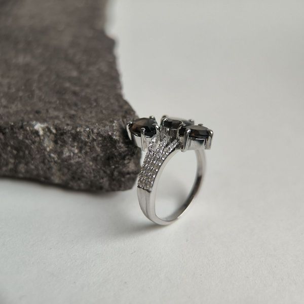 Серебряное кольцо с натуральным раухтопазом (дымчатым кварцем) 3.192ct, фианитами, вес изделия 4,43 гр (2180470) 18 размер 2180470 фото