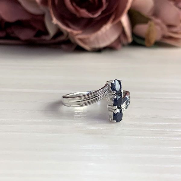 Срібна каблучка з натуральним сапфіром 0.685ct, вага виробу 3,64 гр (2006152) 18 розмір 2006152 фото