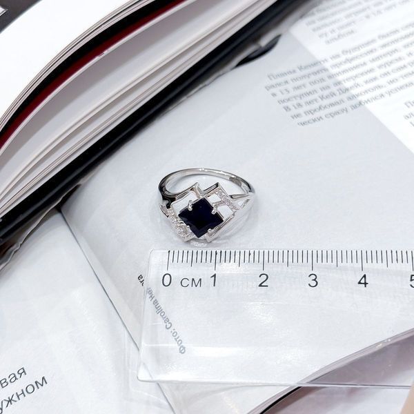 Срібна каблучка з натуральним сапфіром 2.13ct, фіанітами, вага виробу 3,03 гр (2162612) 18.5 розмір 2162612 фото