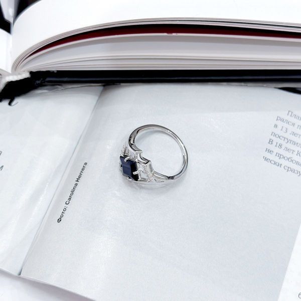 Срібна каблучка з натуральним сапфіром 2.13ct, фіанітами, вага виробу 3,08 гр (2162612) 17.5 розмір 2162612 фото