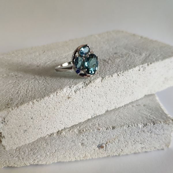 Серебряное кольцо с топазом Лондон Блю 3.014ct, вес изделия 3,61 гр (2127420) 18 размер 2127420 фото