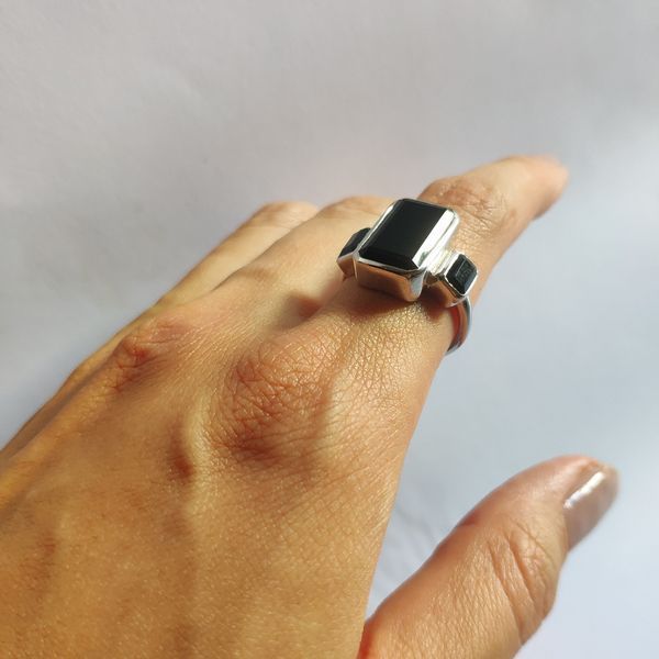 Серебряное кольцо с натуральным ониксом 7.808ct, вес изделия 5,89 гр (2127468) 18 размер 2127468 фото